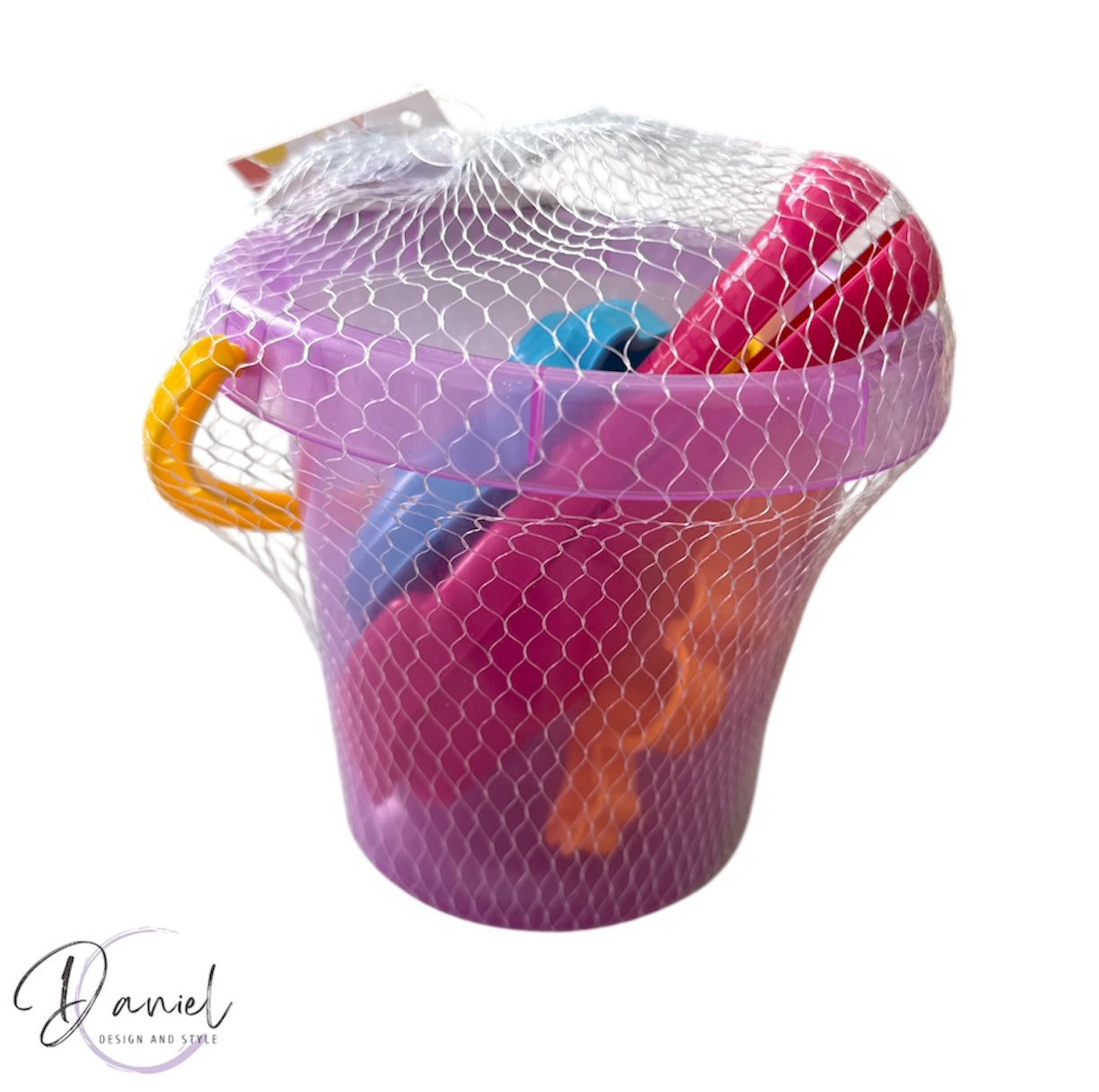 Детска играчка – кофичка с лопатка, гребло и фигурки